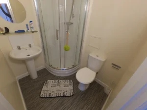 Room 25 en-suite bathroom - Extra Large Double En-Suite, Ground Floor