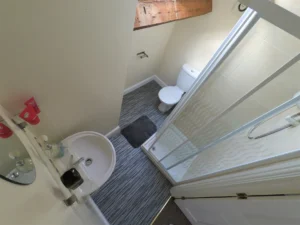 Room 33 en-suite bathroom - Extra Large Double En-Suite, Loft