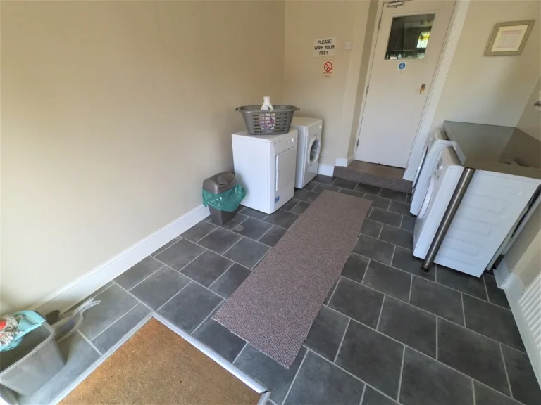 Shared laundry room - Rooms 1-18
