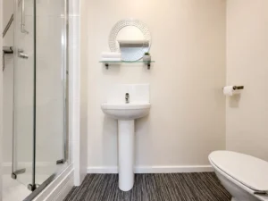Room 15 en-suite bathroom - Single En-Suite, 1st Floor