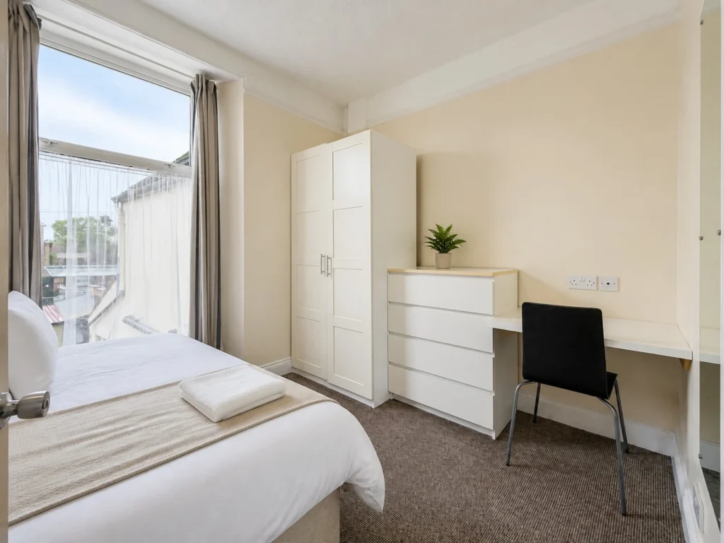 Room 27 bedroom - Double En-Suite, 1st Floor
